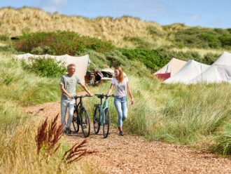 Man en vrouw met FX+ op een camping op Vlieland