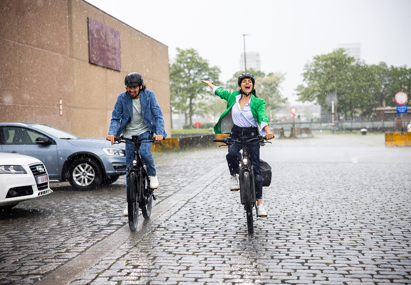 Een stel op de Allant+ in de regen